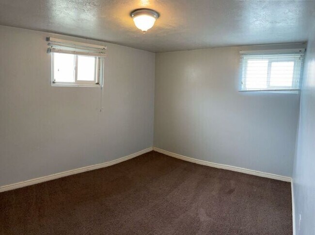 Building Photo - Cozy Basement Apartment - Centrally Located!