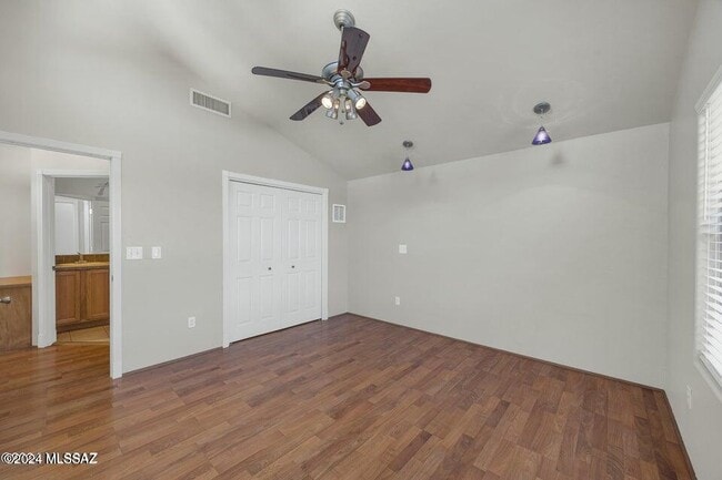Building Photo - 1231 E Linden St