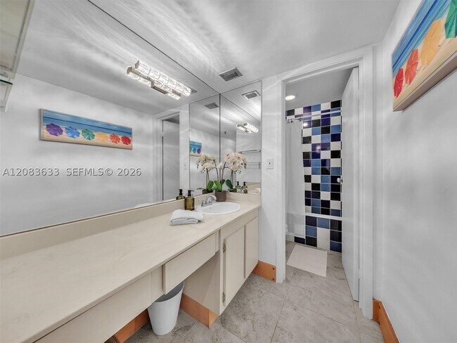 Building Photo - 2625 Collins Ave
