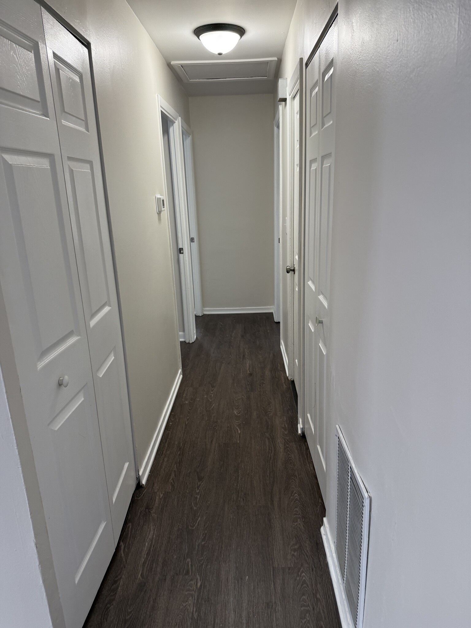 Building Photo - 3 S Victoria Ln