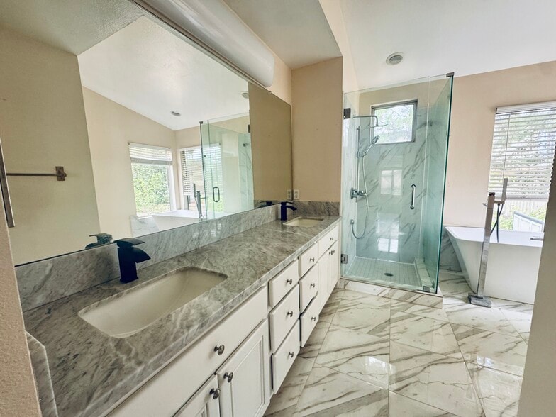 Spa -like Main Ensuite - 2834 Rolling Meadow Dr