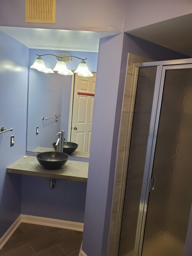 2nd bathroom on main floor - 5921 Founders Crossing Ct