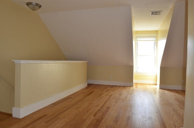 Building Photo - 68 Elm St