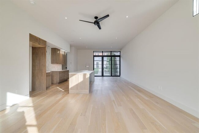 Building Photo - 1303 N Dewey Ave