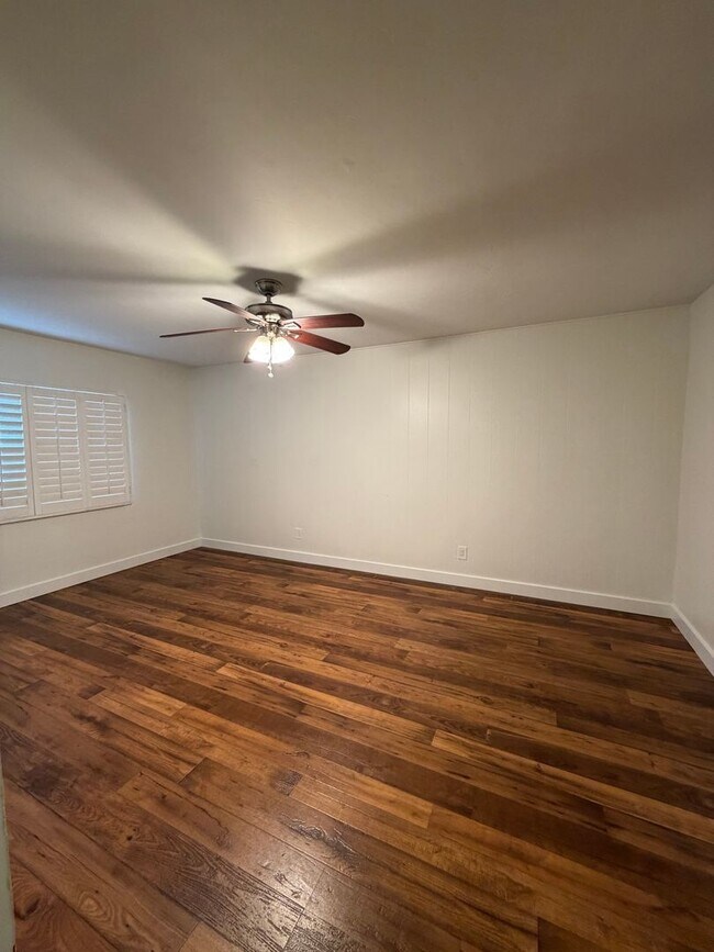 Building Photo - 535-537 E. Van Bibber