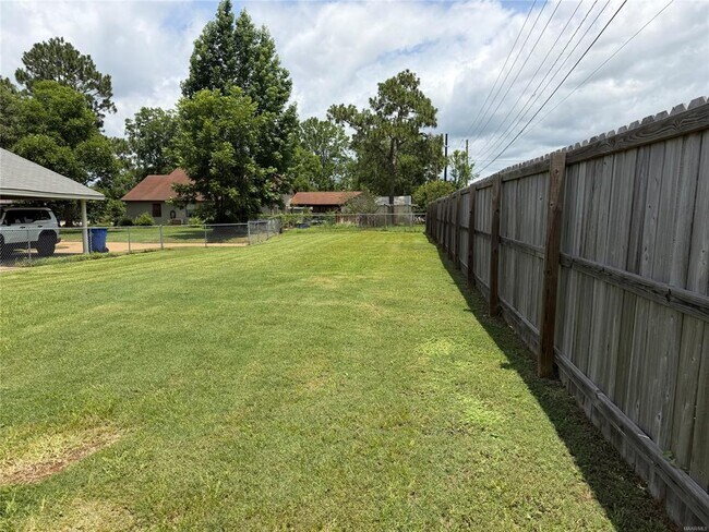 Building Photo - 803 Summer Ln