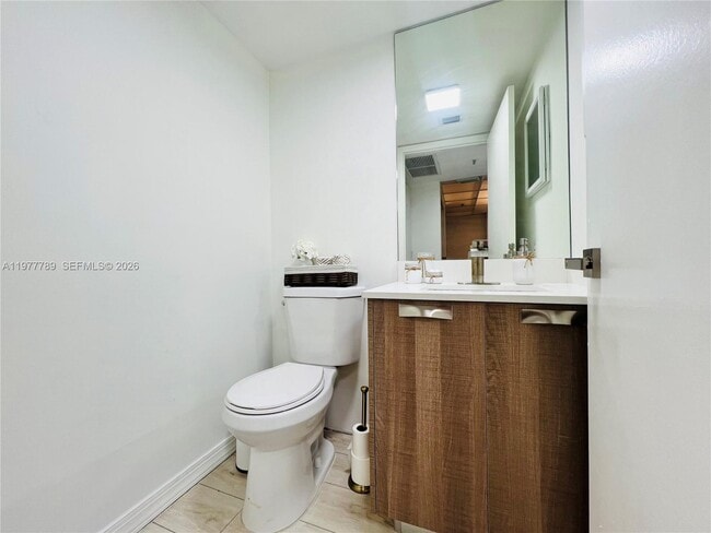 Building Photo - 540 Brickell Key Dr