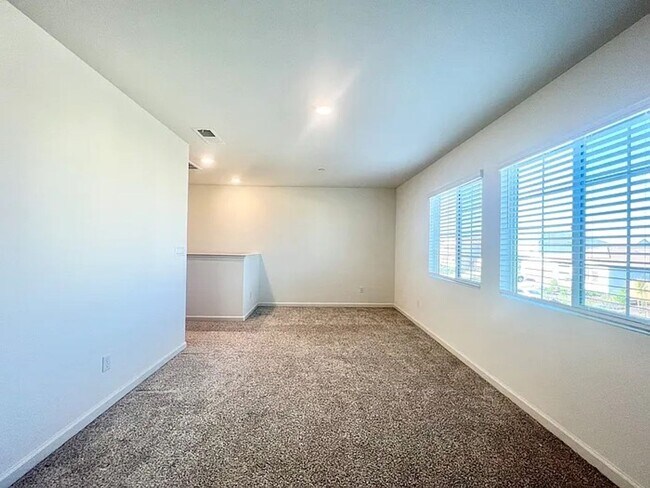 Building Photo - Spacious 4 Bedroom Home in West Roseville ...