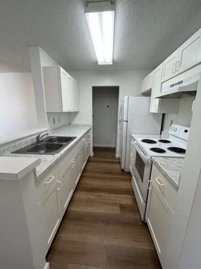 Building Photo - Newly Renovated 3 bedroom/2 bath with 2 pa...