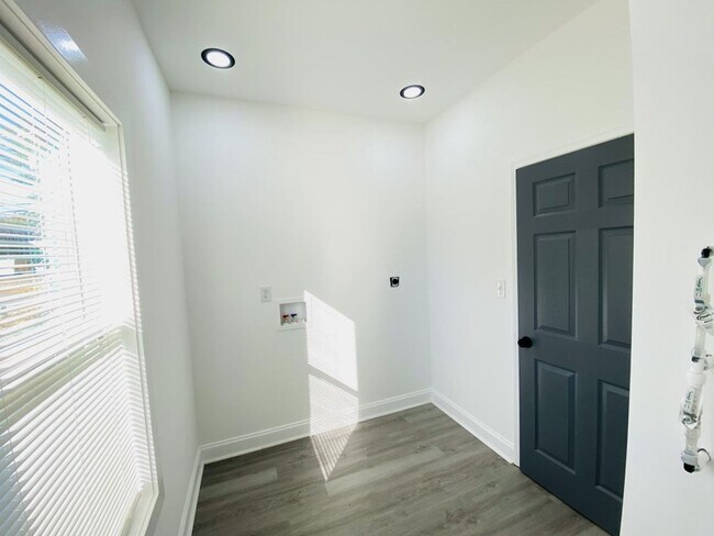 Building Photo - 326 2nd Ave