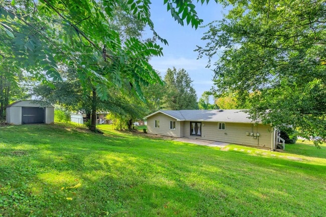 Building Photo - Located in the Heart of Hixson! 3 beds, 2 ...