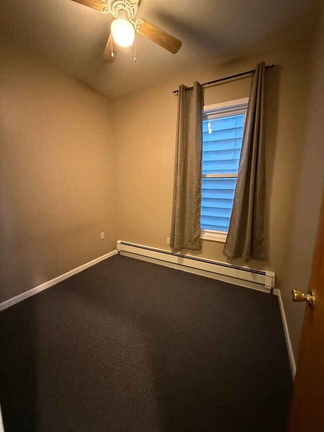 Building Photo - 470 Mallory Ave
