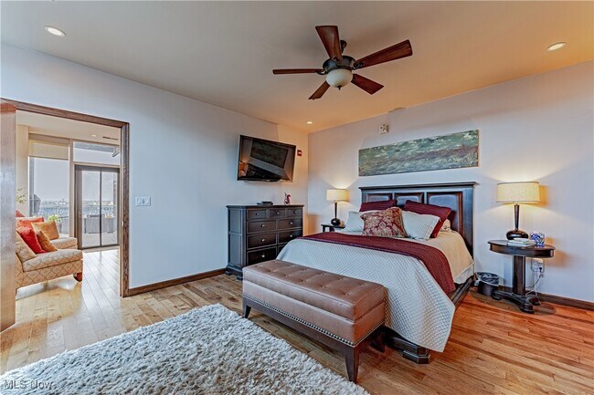 Building Photo - 701 W Lakeside Ave