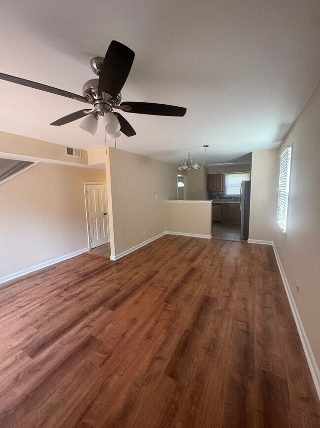 Building Photo - Beautifully updated 2BR/1.5BA apartment av...