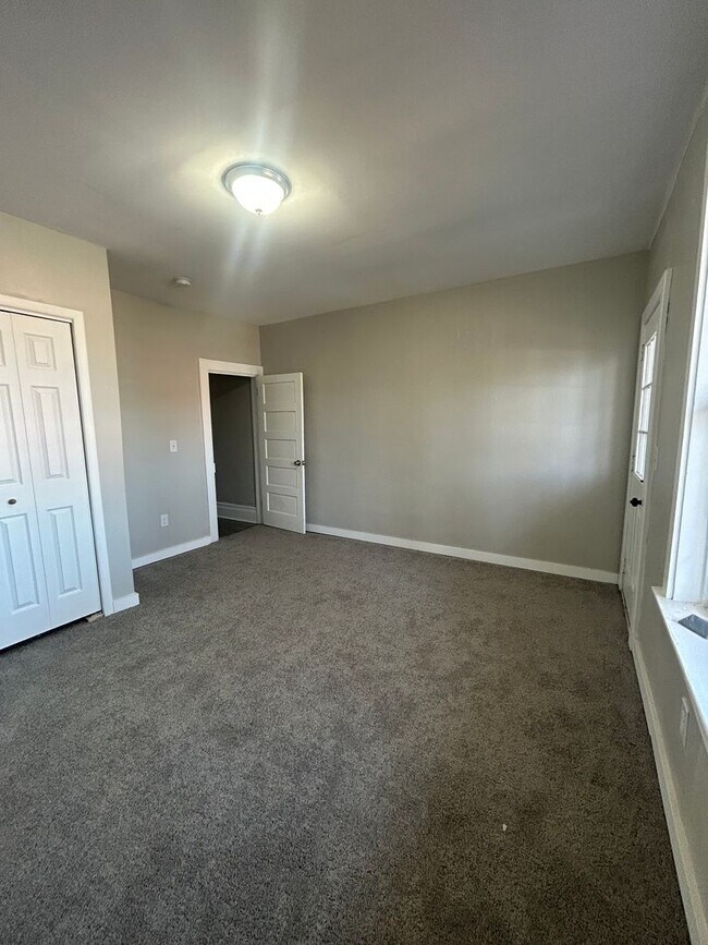 Building Photo - 320 Maclay St
