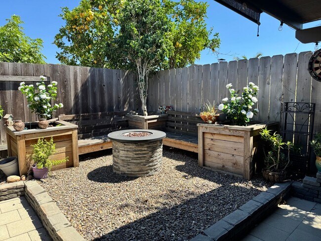 Building Photo - Beautifully Updated 4 Bedroom, 3 Bath Sing...