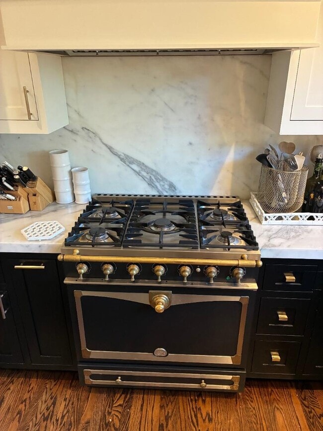 Building Photo - 212 Dwight Rd