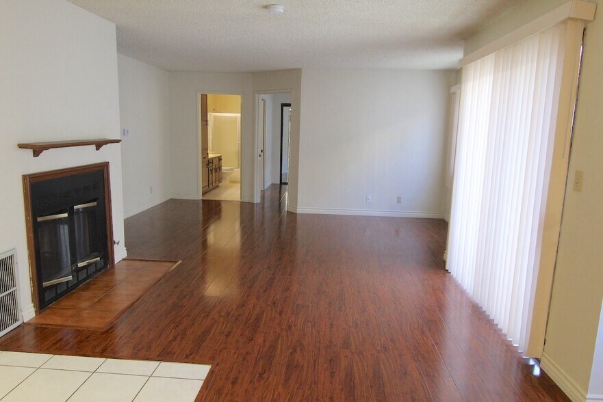 Building Photo - 4267 Beverly Glen Blvd