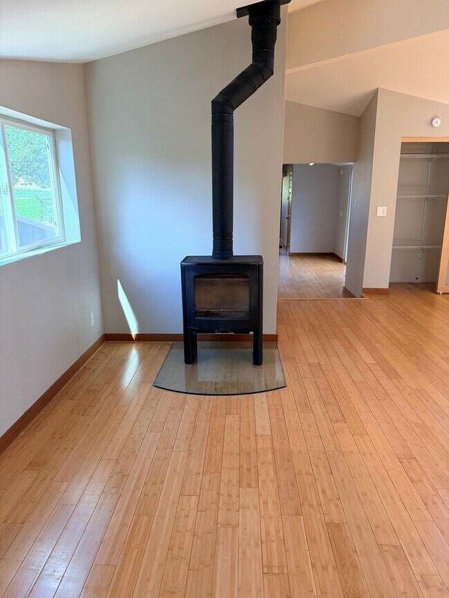 Building Photo - Spacious Home with Office, Studio, Workshop - Endless Possibilities!
