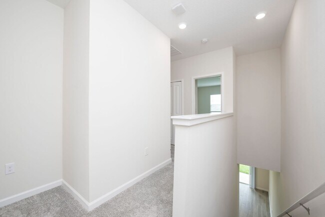 Building Photo - TOWNHOUSE 3 Bedrooms 2.5 Baths