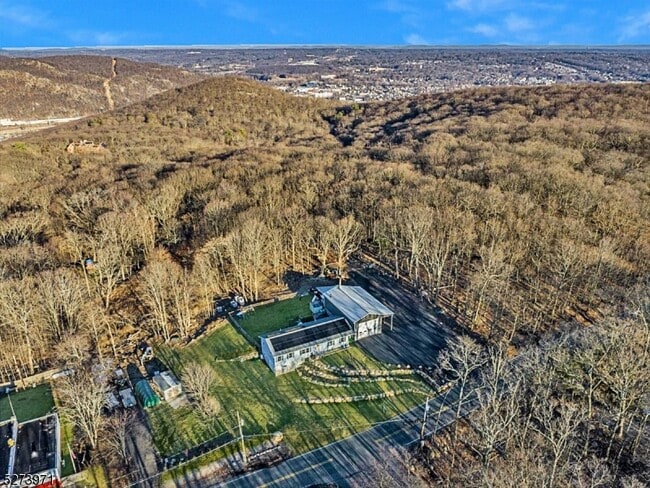 Building Photo - 153 Stag Hill Rd