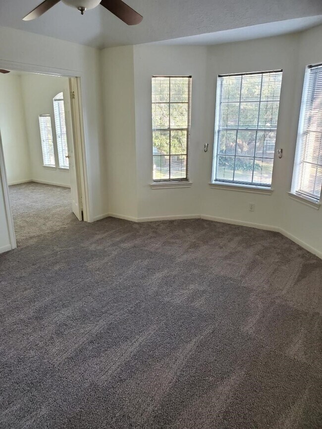 Building Photo - 7211 N Hearthstone Green Dr