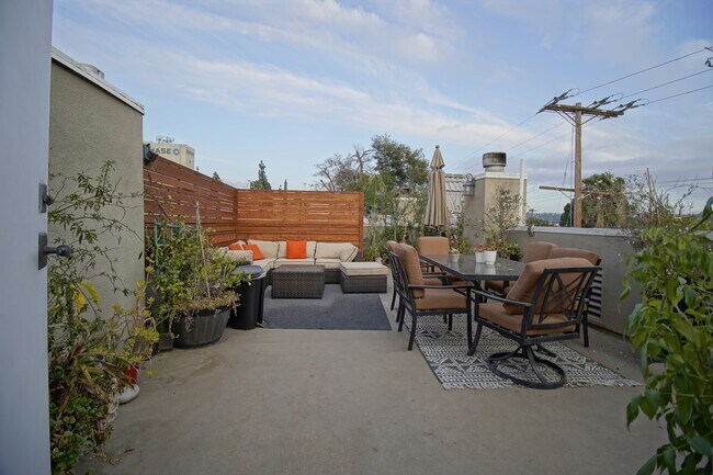 Building Photo - 10929 Landale St