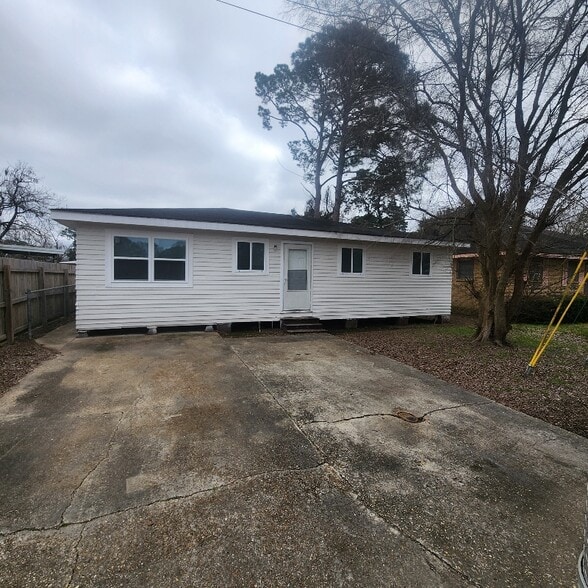 Building Photo - 308 Liston St