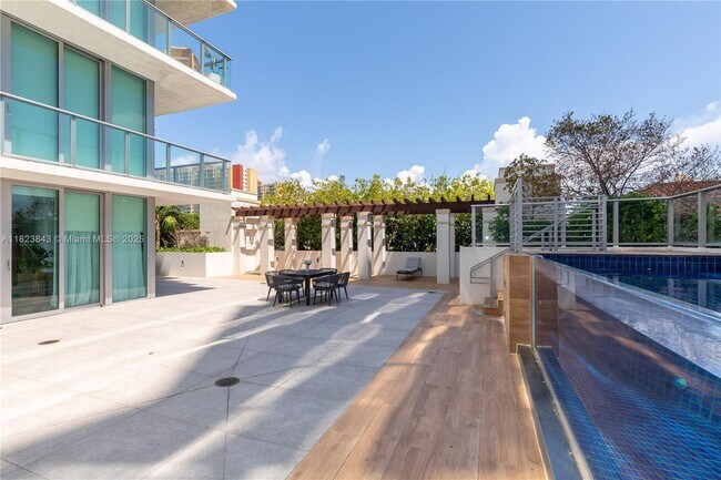 Building Photo - 300 Sunny Isles Blvd
