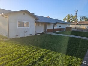 Building Photo - Large 3 bedroom 2 bath