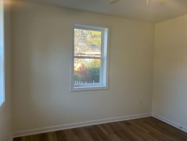 Building Photo - 1914 W Oakland Ave