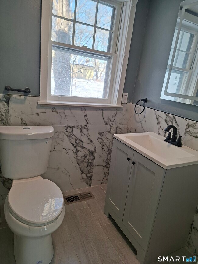 Building Photo - 7 Main St