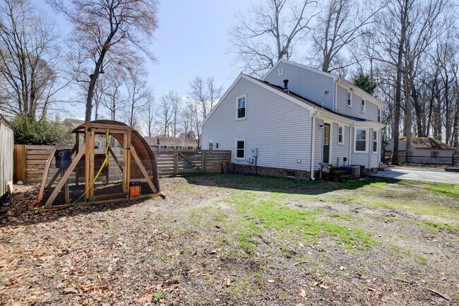 Building Photo - 412 Saddle Ct