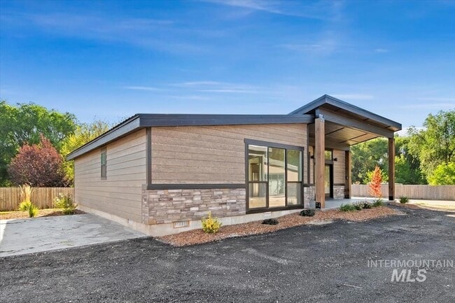 Building Photo - 362 London St