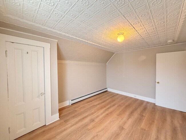 Building Photo - 407 Milton St