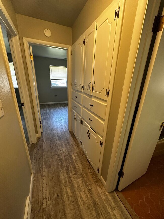 Building Photo - Great 3 bd/1.5 ba Home - Lots of Built-in Storage