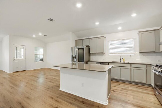 Building Photo - 525 Sebring Cir