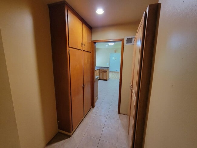 Building Photo - 3 bedroom house 1.5 bathroom