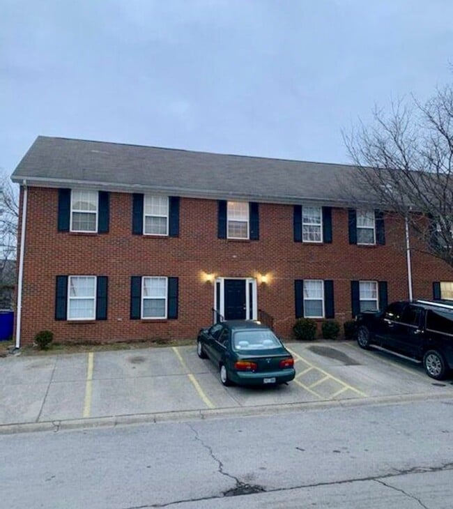 Building Photo - 2 Bedroom Off Richmond Road! ALL ELECTRIC!