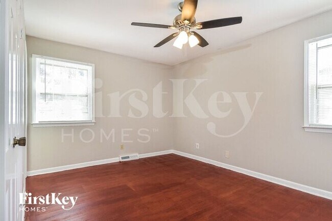 Building Photo - 3411 Londonderry Dr