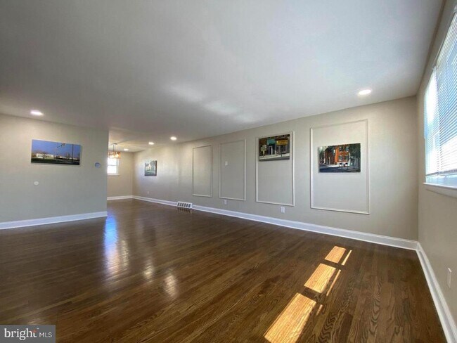 Building Photo - 12639 Biscayne Dr
