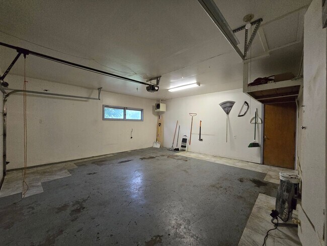 Building Photo - 3232 Poly Dr