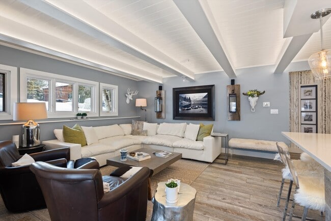 Building Photo - 825 E Hopkins Ave