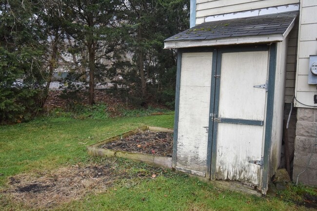 Building Photo - Spacious Three Bedroom House in Mill Hall!