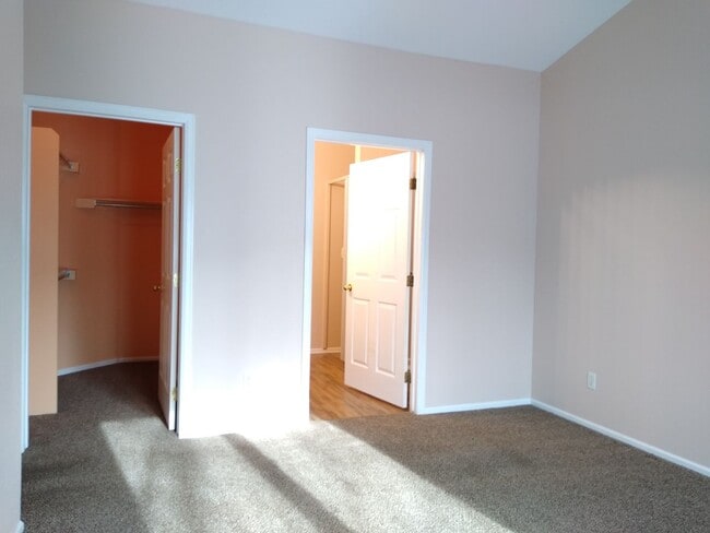 Building Photo - Super 2 Bedroom 2 Bath Townhome with 2 Car Garage Near Aurora Hills Golf Course