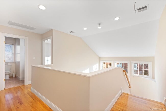 Building Photo - 44 Hillwood Pl