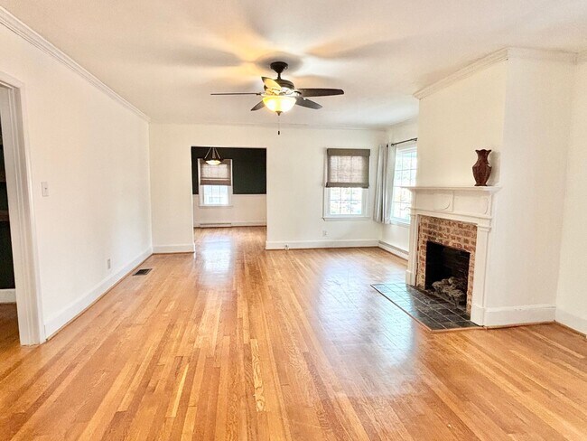 Building Photo - Spacious 3 Bedroom Convenient to Downtown High Point!