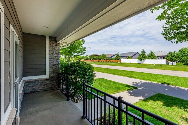 Building Photo - GREAT LOCATION!! 3 Bedroom, 2.5 Bathroom Townhome in Waukee!