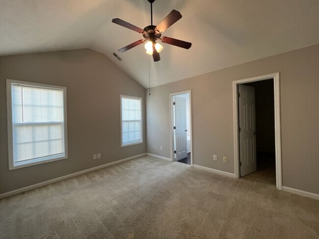 Building Photo - Beautiful 3 Bed Ranch with Fenced Backyard