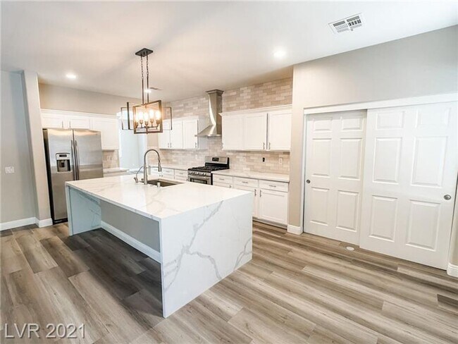 Building Photo - Coming Soon 8/1/25 - Beautiful Summerlin P...